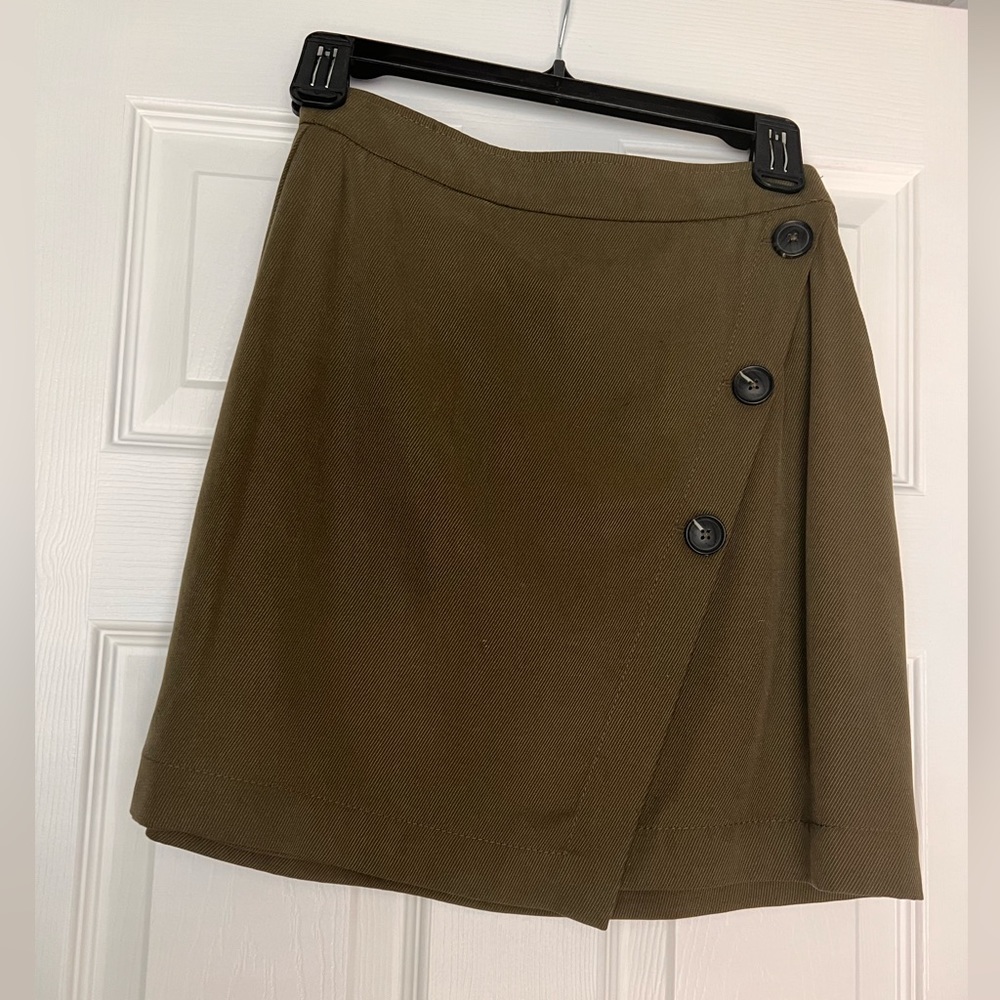 Banana Republic olive colored skirt, size 0